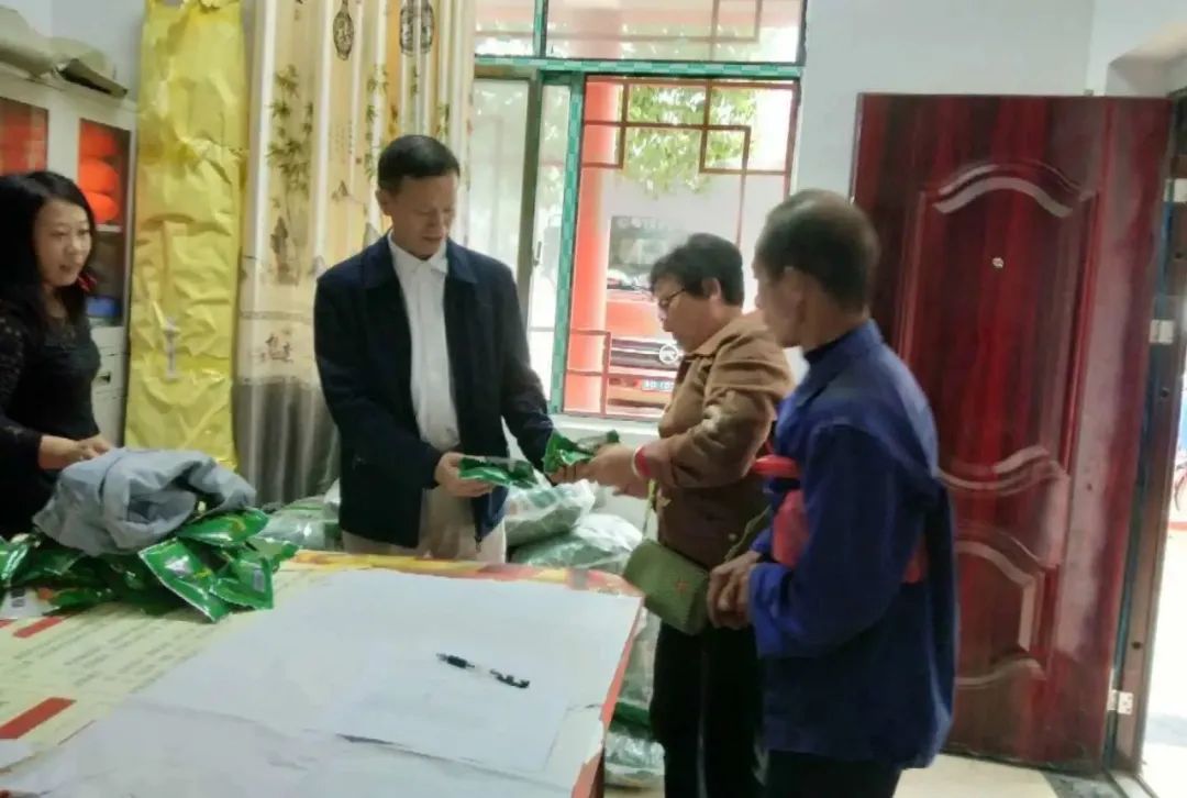 桐木镇：油菜种子免费送 便民惠农奔小康