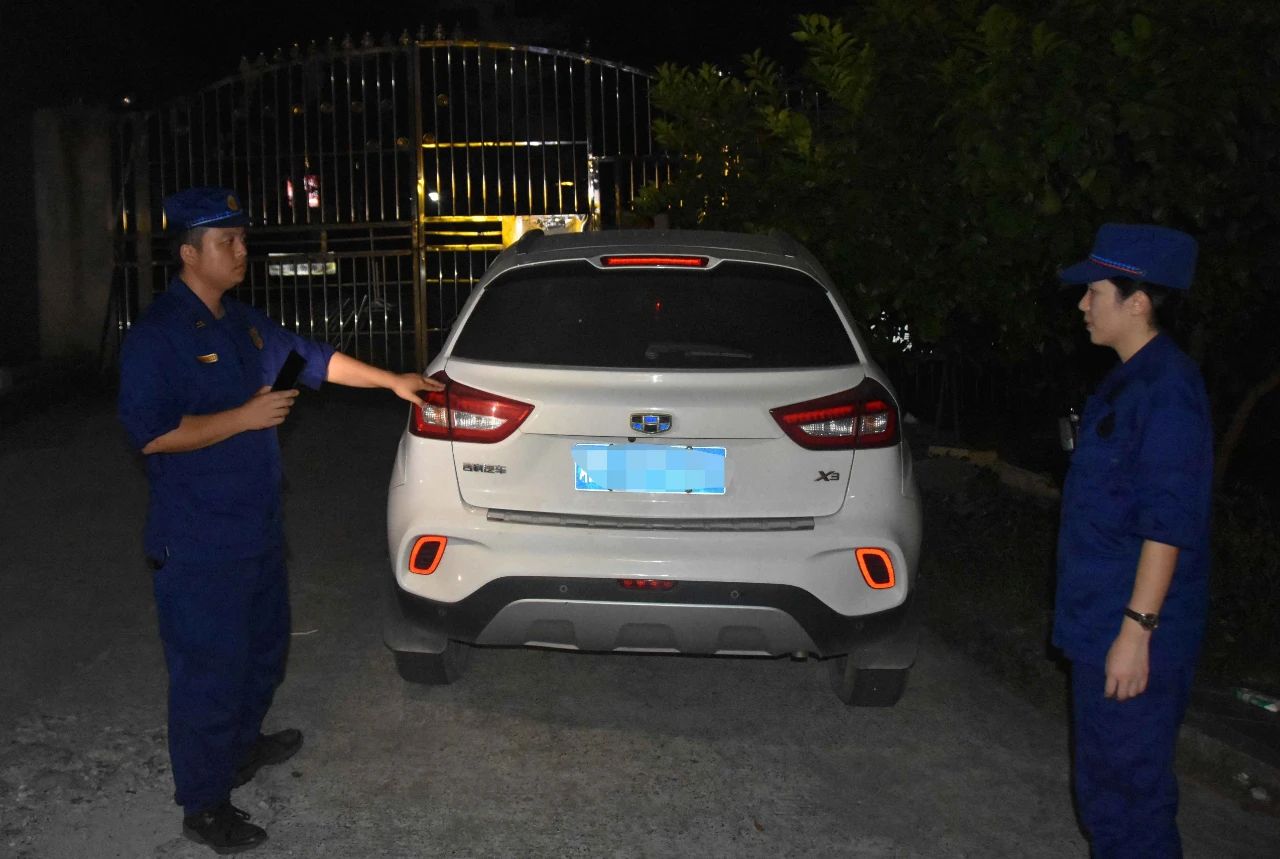 县消防救援大队对占用消防车通道车主进行处罚