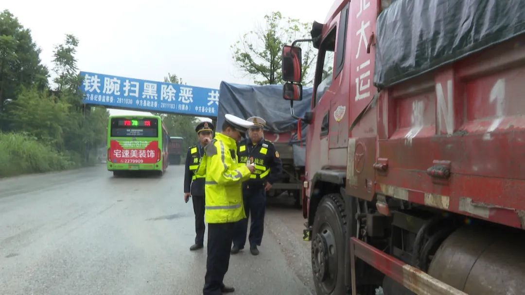 中方县在泸阳镇开展交通顽瘴痼疾联合执法行动