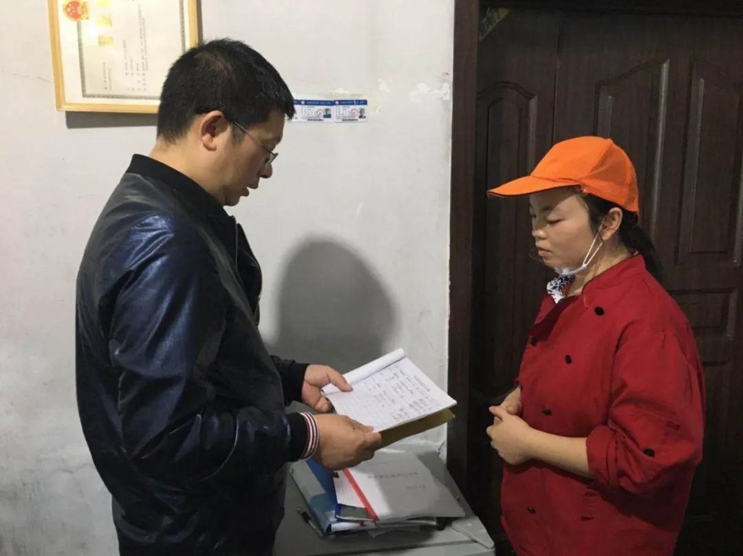 县市场监管局开展两节期间餐饮服务食品安全专项整治