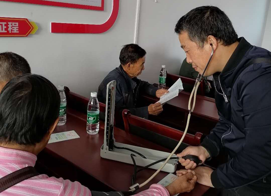 湖南中方：搬迁生活欢乐多，暖心服务迎重阳
