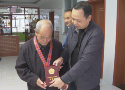 中方：为抗美援朝老兵颁发纪念章