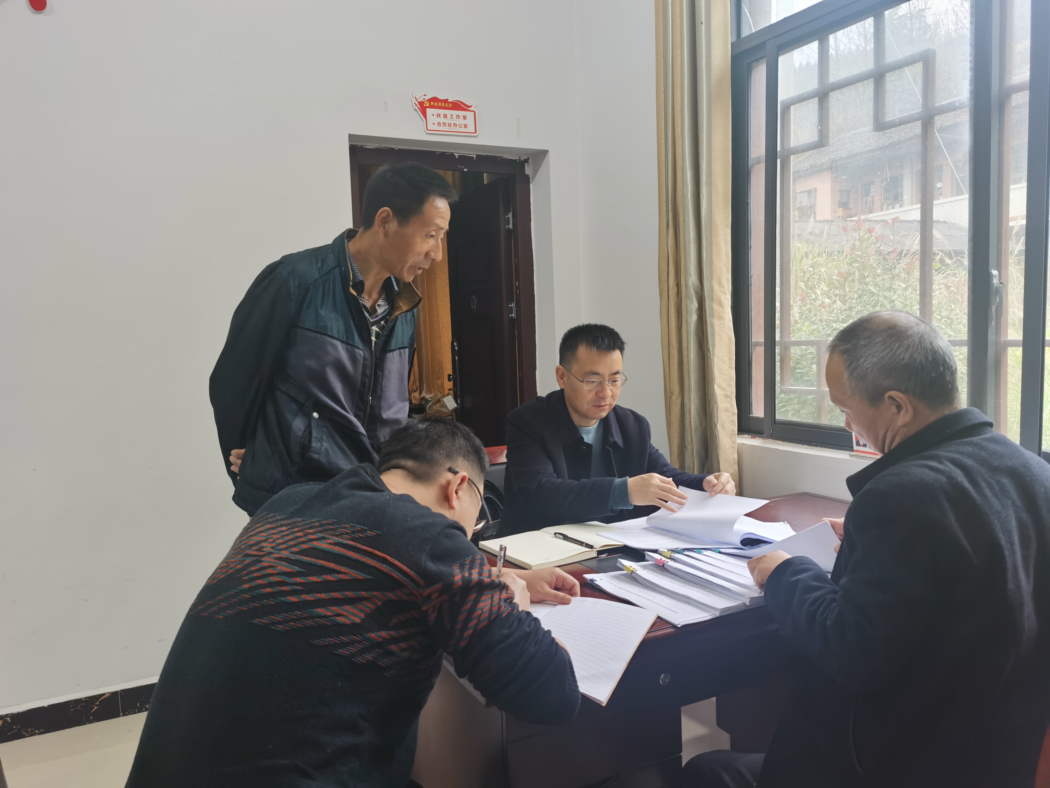张家铣到新建镇调研督导脱贫攻坚工作