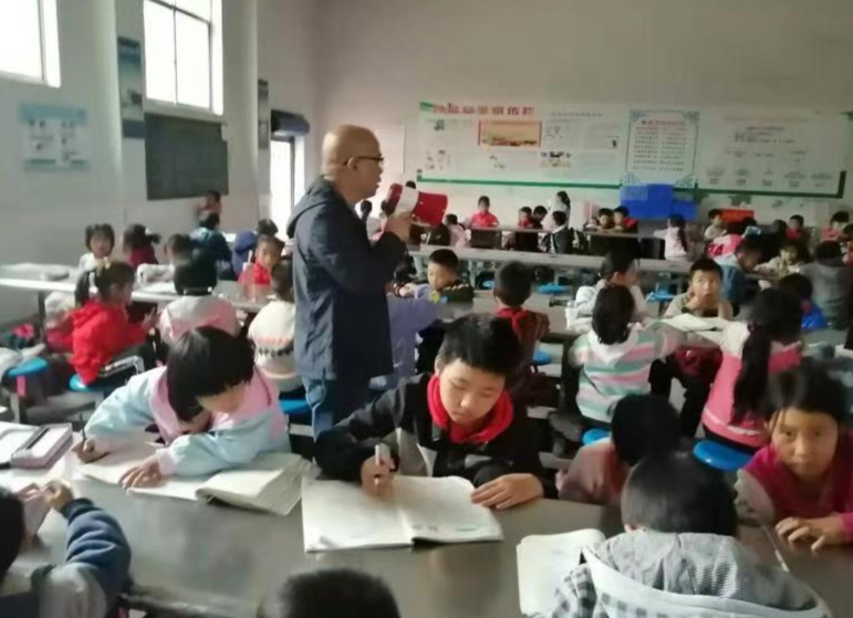 铜湾镇小学校车候车室成了一道亮丽的风景