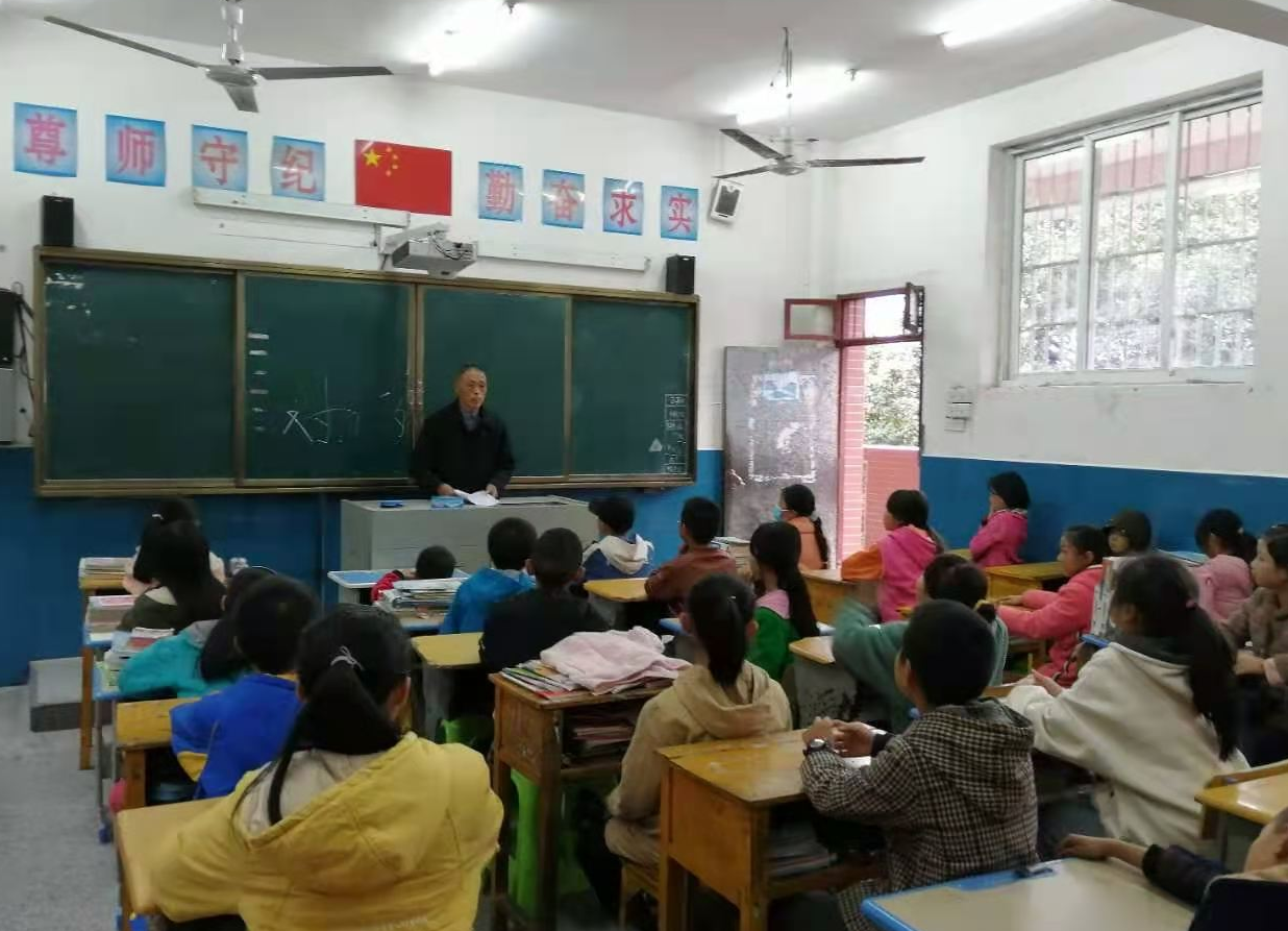 中方：“五老”宣讲进学校 红色故事育新人