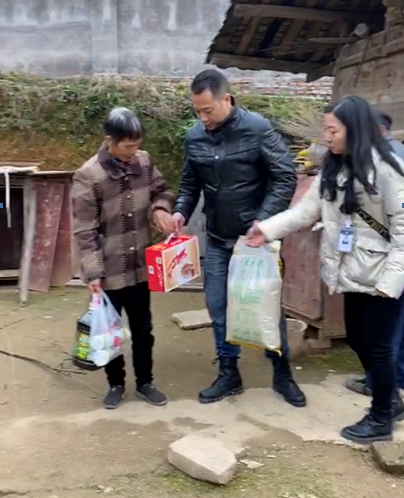 中方：爱心人士为桐木镇贫困群众送温暖