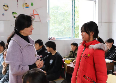 袁家镇中心学校开展“追逐梦想 永不放弃”初中毕业班心理团体辅导活动