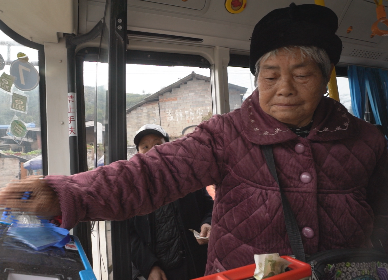 中方：为“五类”人员减免公交车票价  近5万人受益