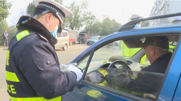 【保春运畅通 护出行平安】春运第一天 中方交警上路执勤保平安