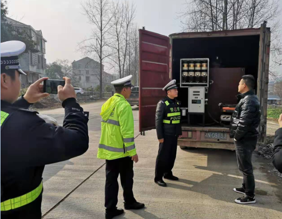 太危险了！一辆非法改装的“油罐车”中方交警查扣！