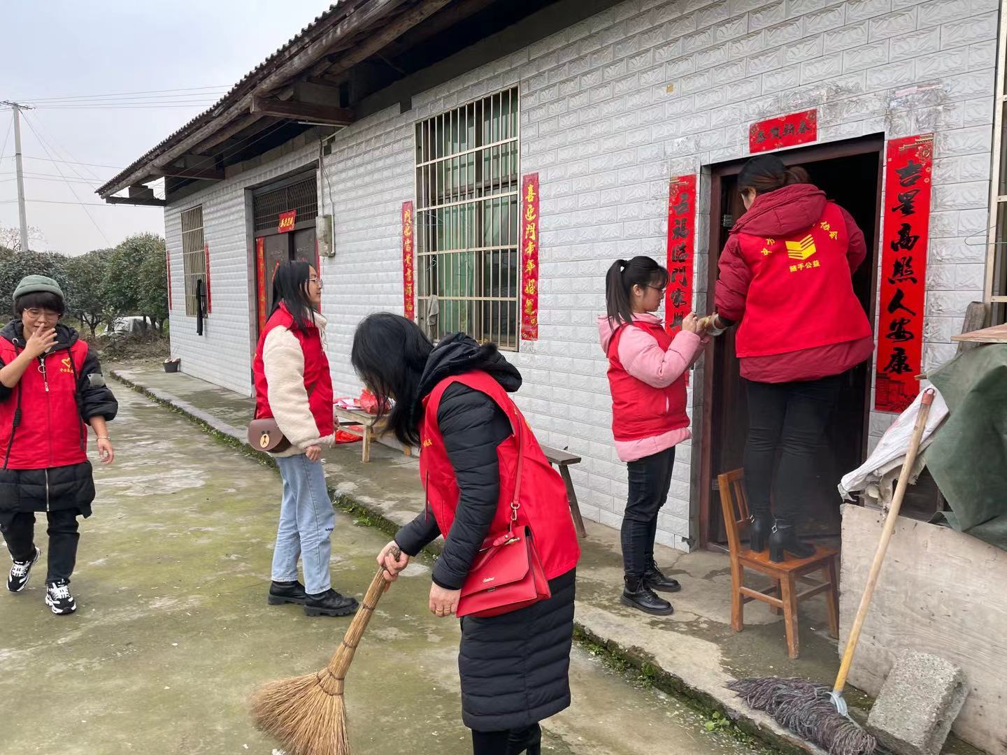 中方镇：“暖冬行动”送温暖 “爱心志愿”润人心