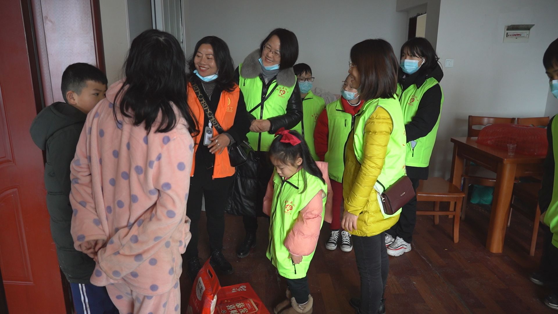 迎新送暖 关爱事实孤儿