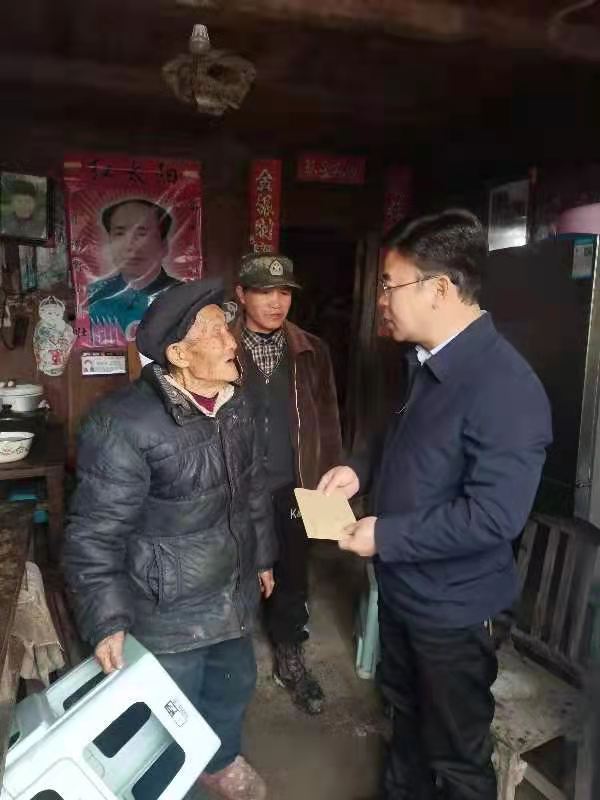 县领导到泸阳镇开展节前走访慰问活动