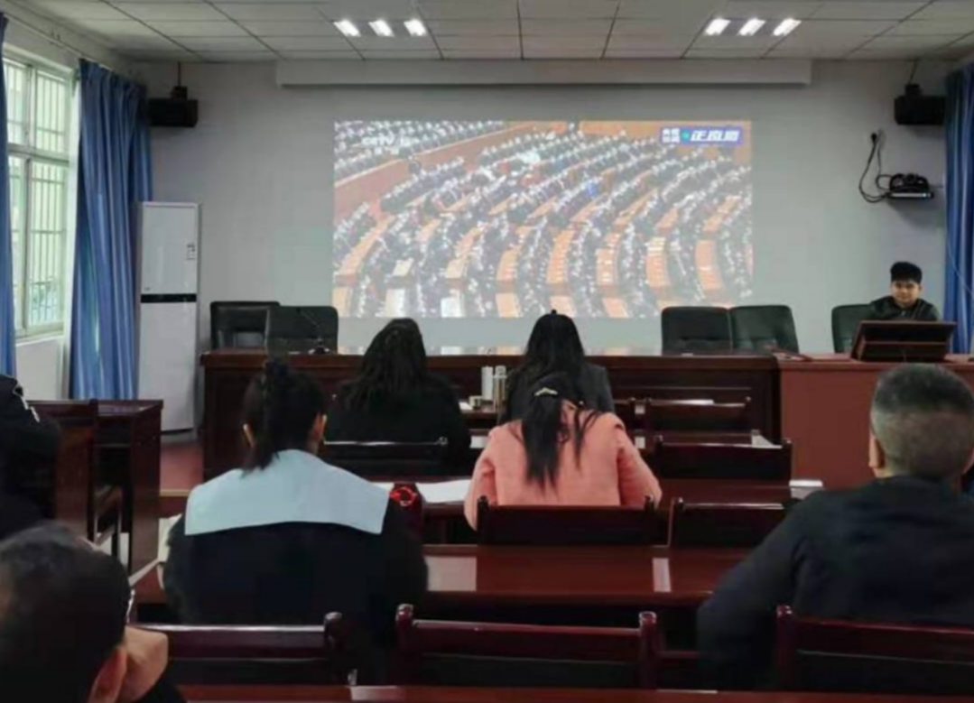 县统计局全体干部职工集中收看全国脱贫攻坚总结表彰大会