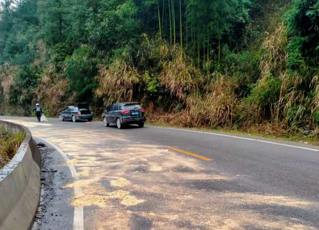 S322省道袁家溪垅段到新路河石宝段路面有漏油  过往车辆谨慎驾驶