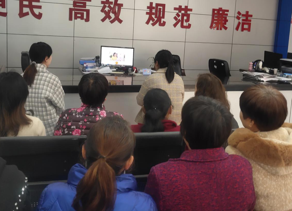 中方镇妇联组织开展“两癌”防治知识到村庄、到社区活动