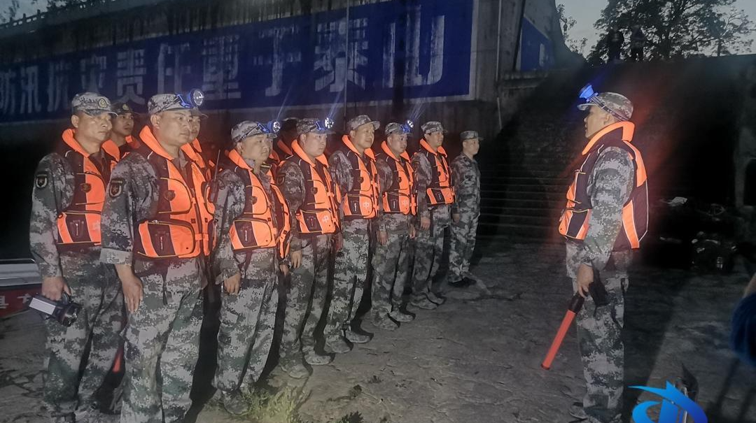 中方县人武部开展夜间水上应急演练