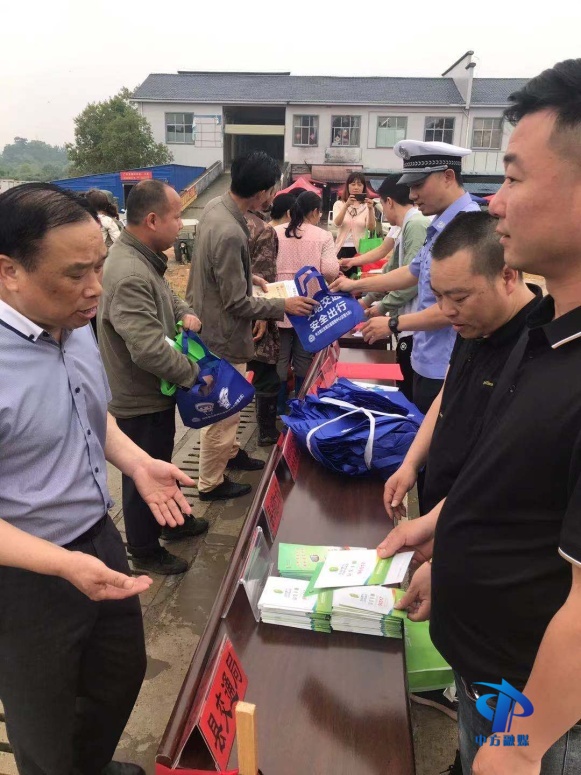 中方县在2021年全国防灾减灾日积极开展交通安全宣传活动