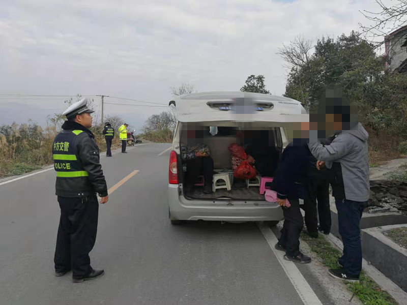 中方交警查获一起面包车违法超员载人行为
