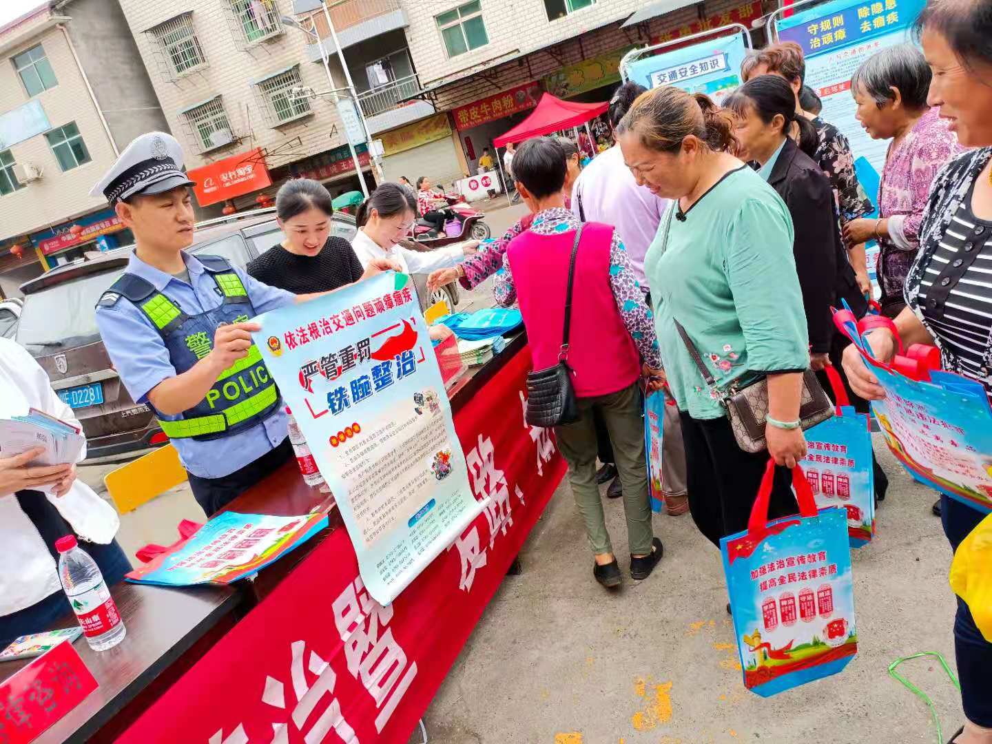 新建镇开展交通问题顽瘴痼疾专项整治宣传活动