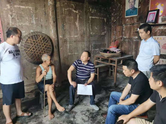 铜湾镇：“七一”走访慰问烈士家属