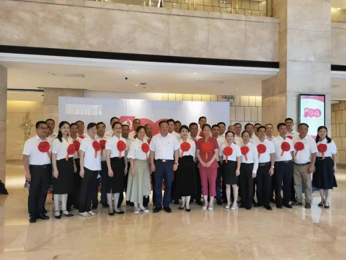 绽放在基层工作一线的“铁玫瑰”