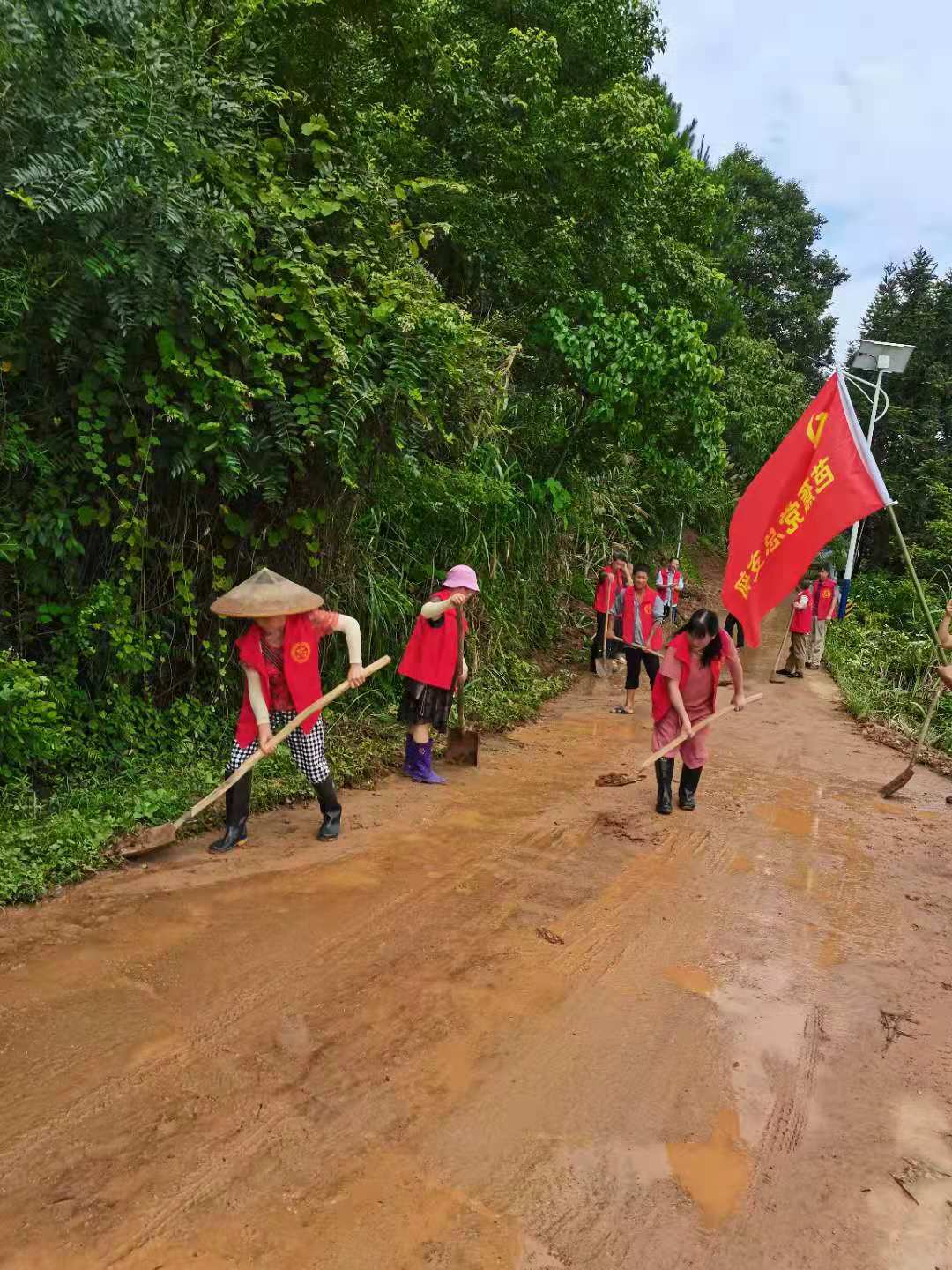 灾后重建---吹响“巾帼集结号”