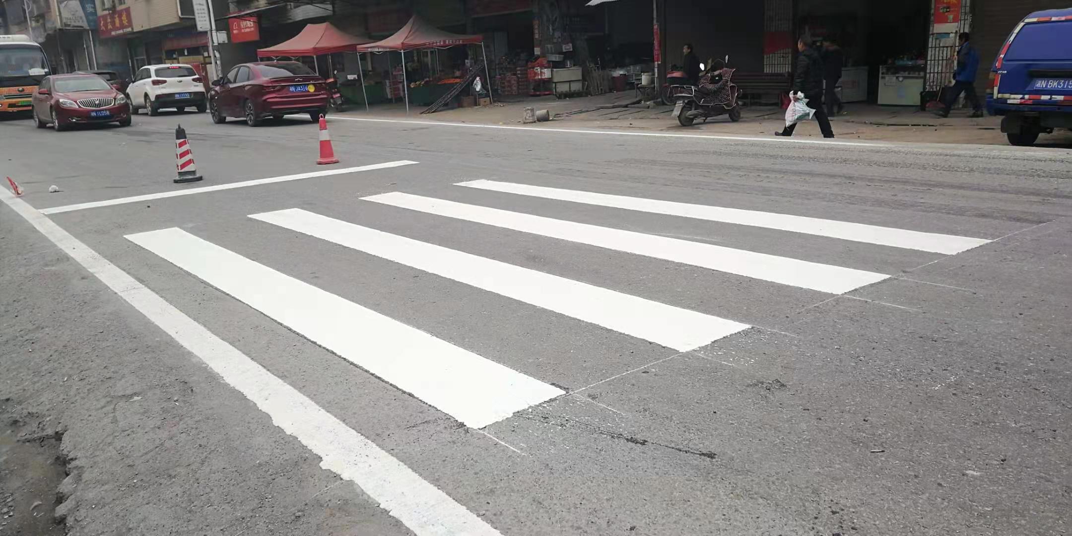 新建镇：道路划标线  让集镇 “旧貌”换“新颜”