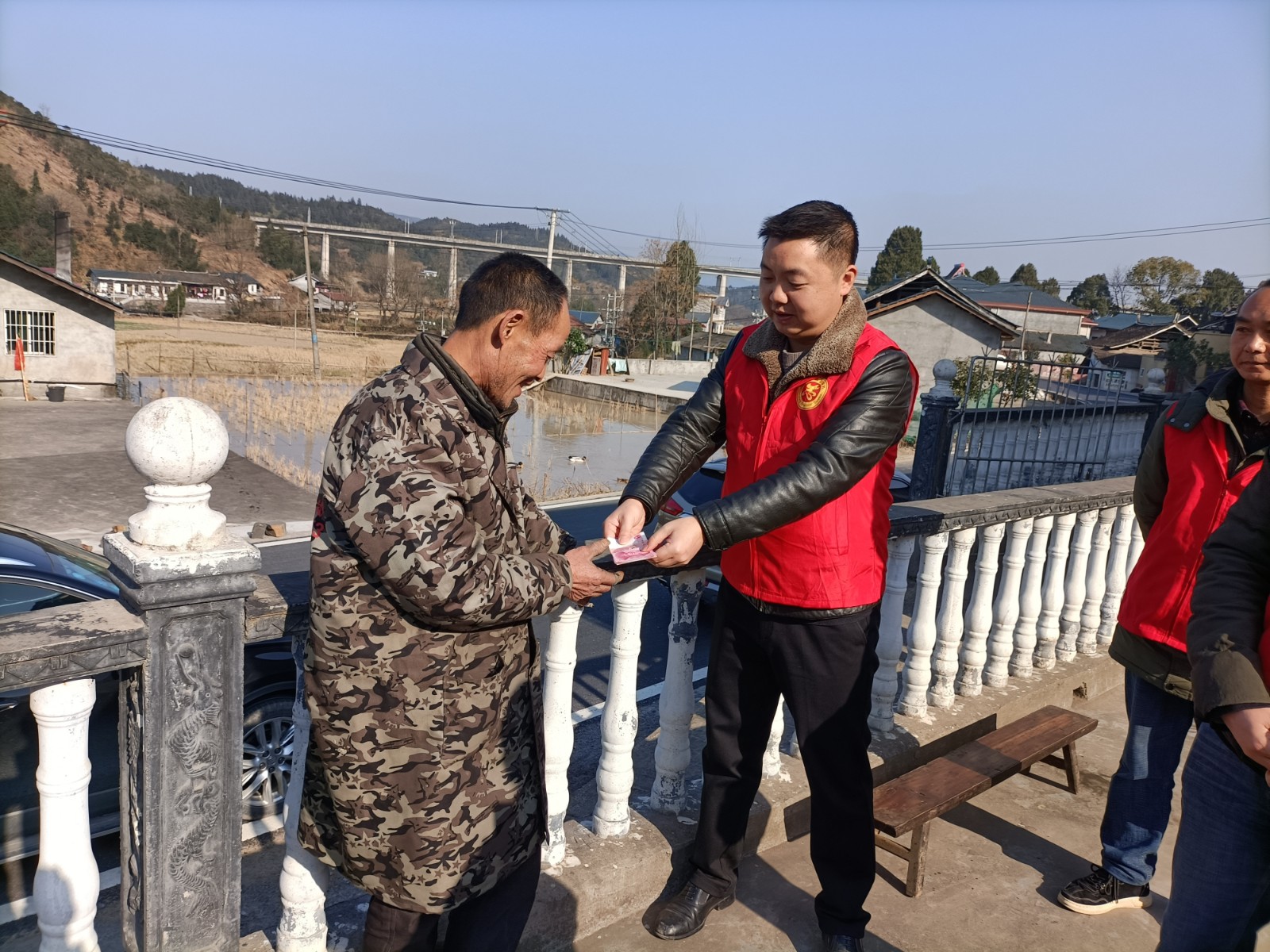 铜湾镇：开展春节前走访慰问计生困难家庭活动