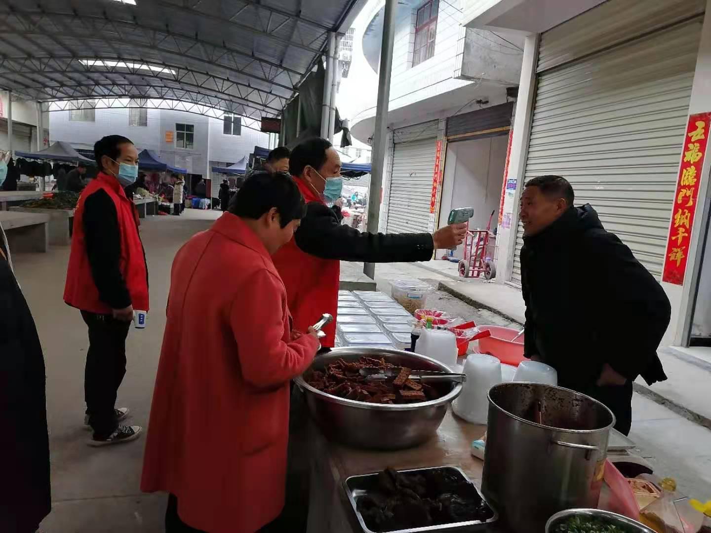 新建镇开展志愿者活动，织密疫情防控网
