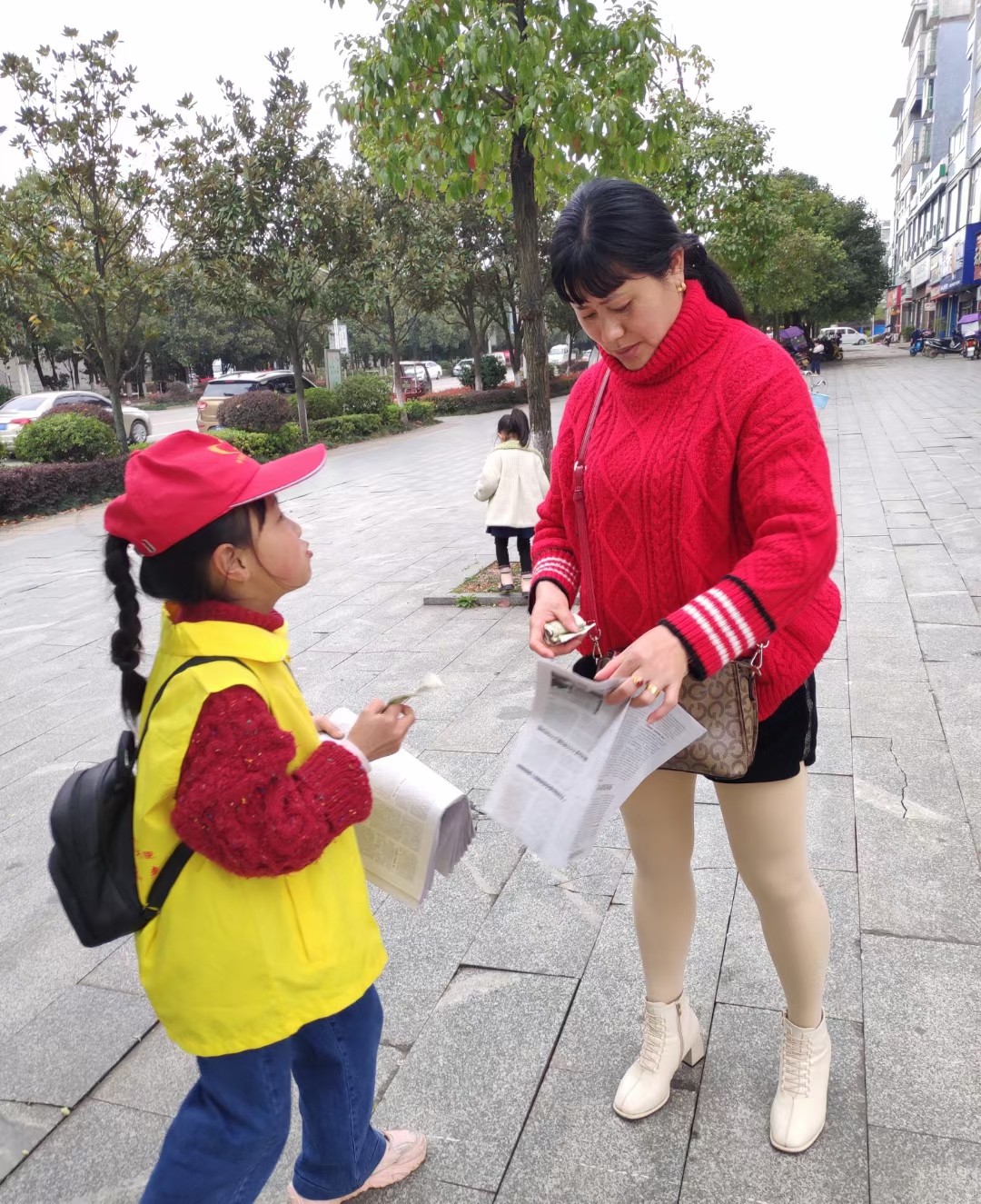 学雷锋·树新风---中方县公益小天使义卖报纸传爱心