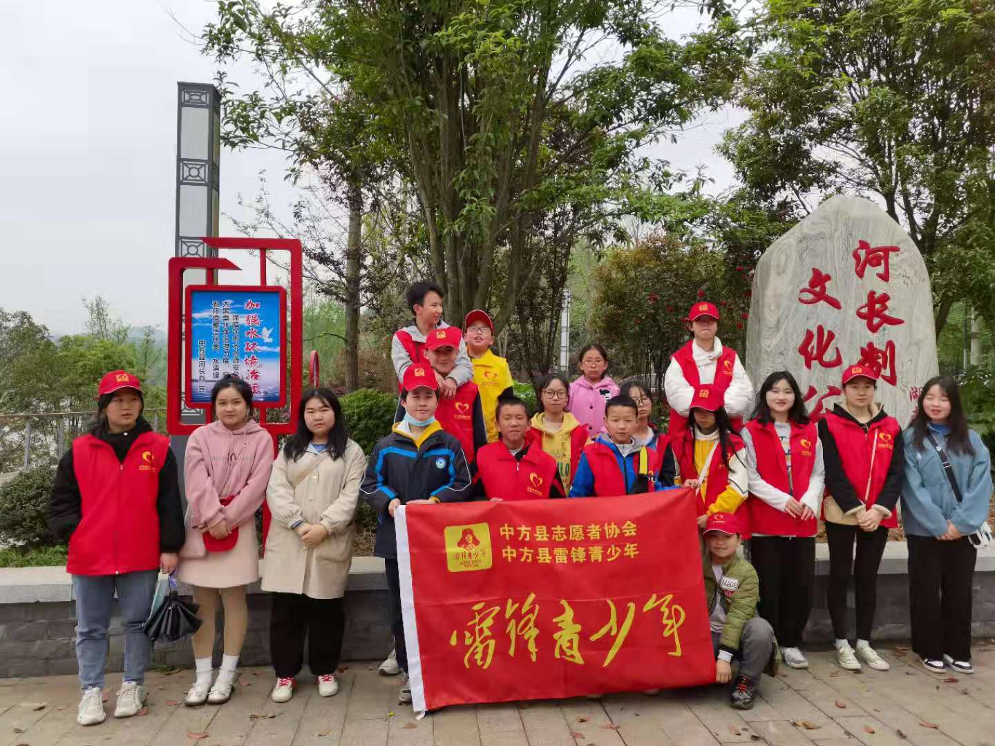 新时代文明实践：20名雷锋青少年整理共享单车
