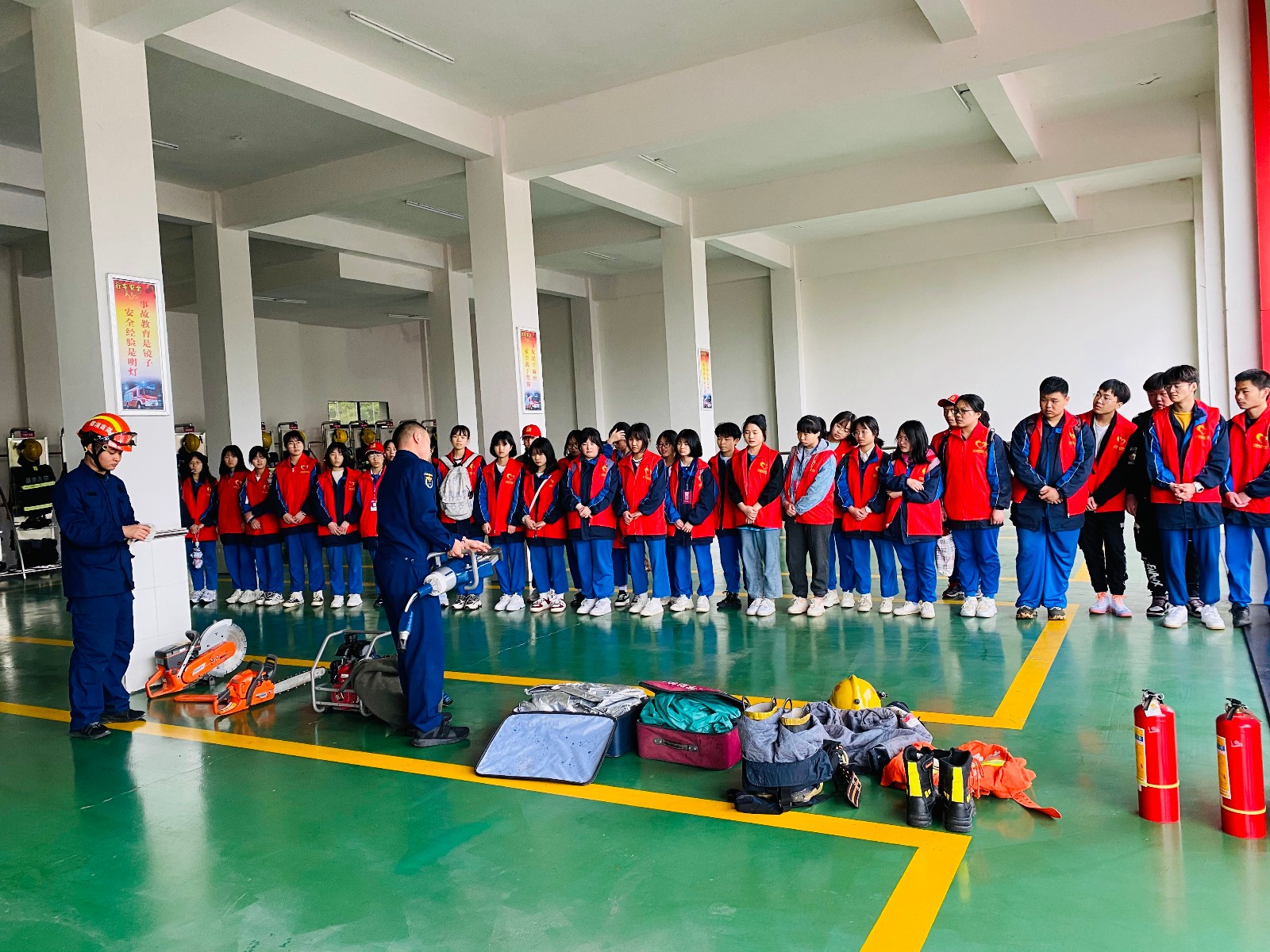 中方一中雷锋青少年走进县消防救援大队学习消防知识