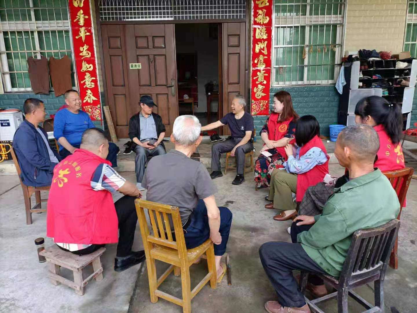 屋场会上话党史，党恩说给群众听