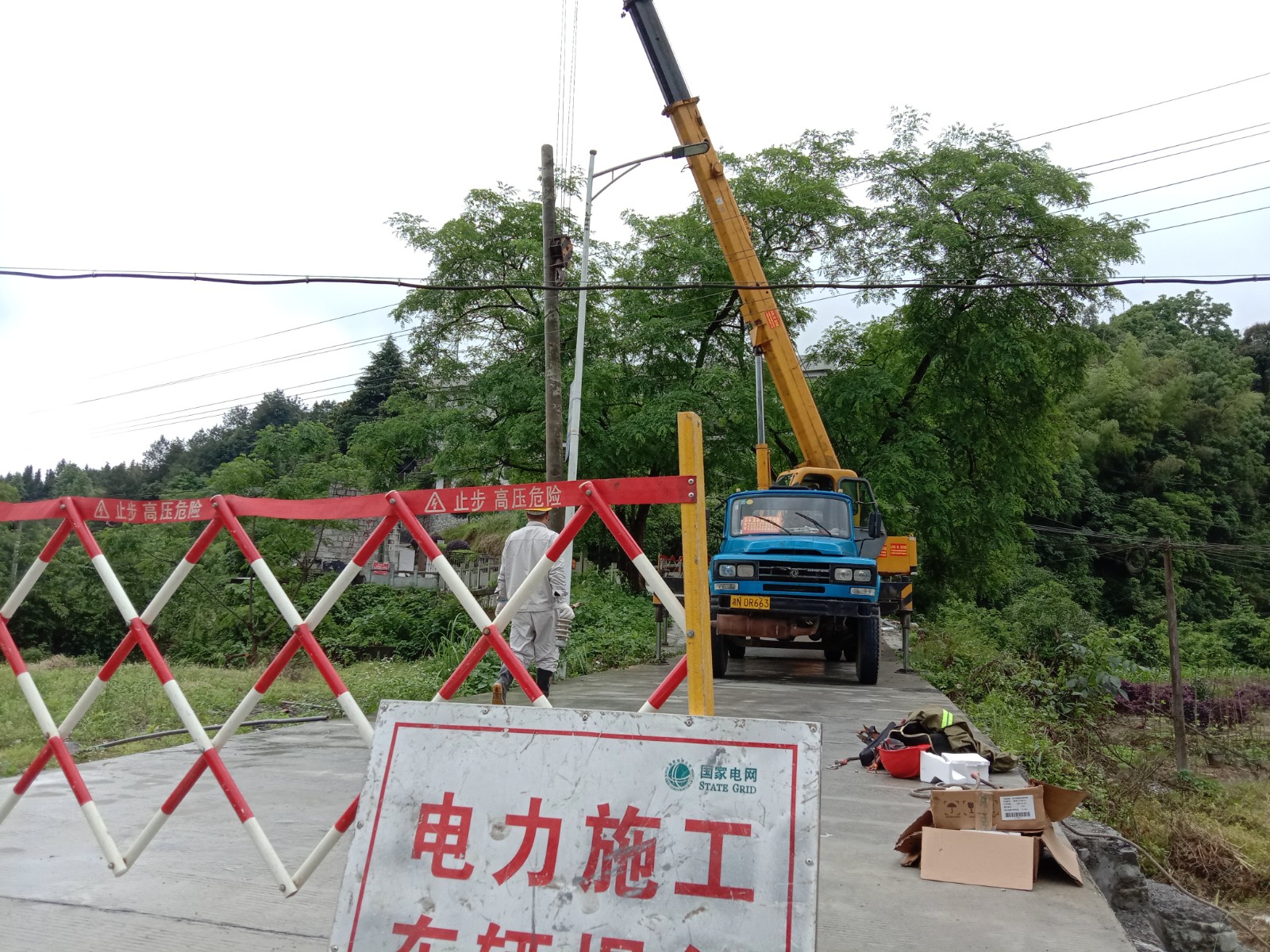 【我为群众办实事】国网中方县供电公司：新增电杆保障师生出行安全