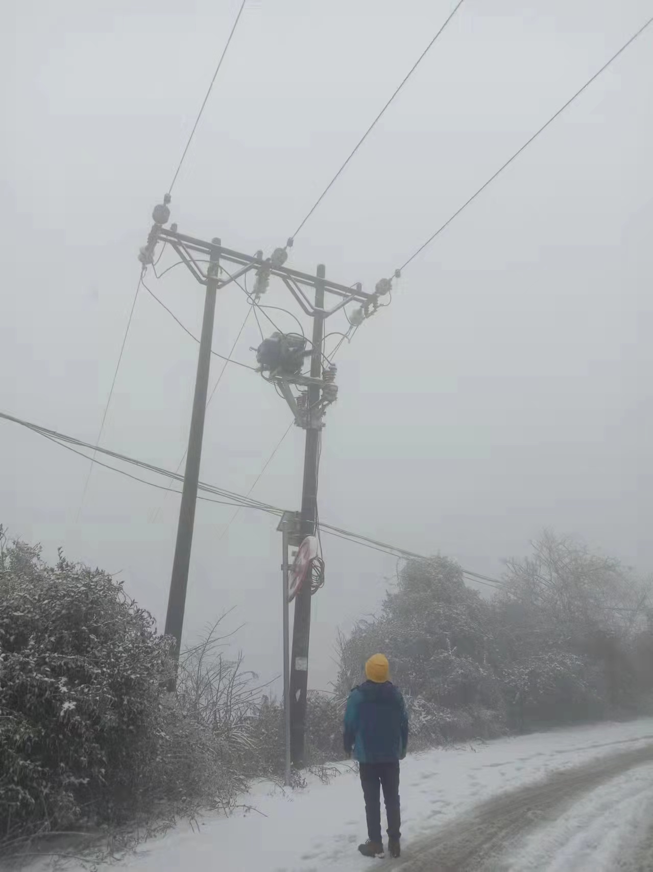 风雪逆行保电人，守卫我们的光和热