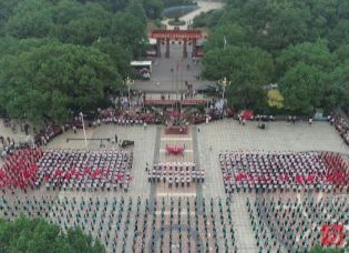 【庆祝新中国成立70周年】县委大院机关干部举行升国旗同唱《我和我的祖国》快闪活动　把最诚挚爱的祝福献给祖国