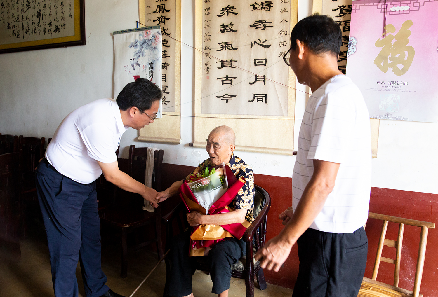 ​吴伟生走访慰问建国前老党员和离休干部