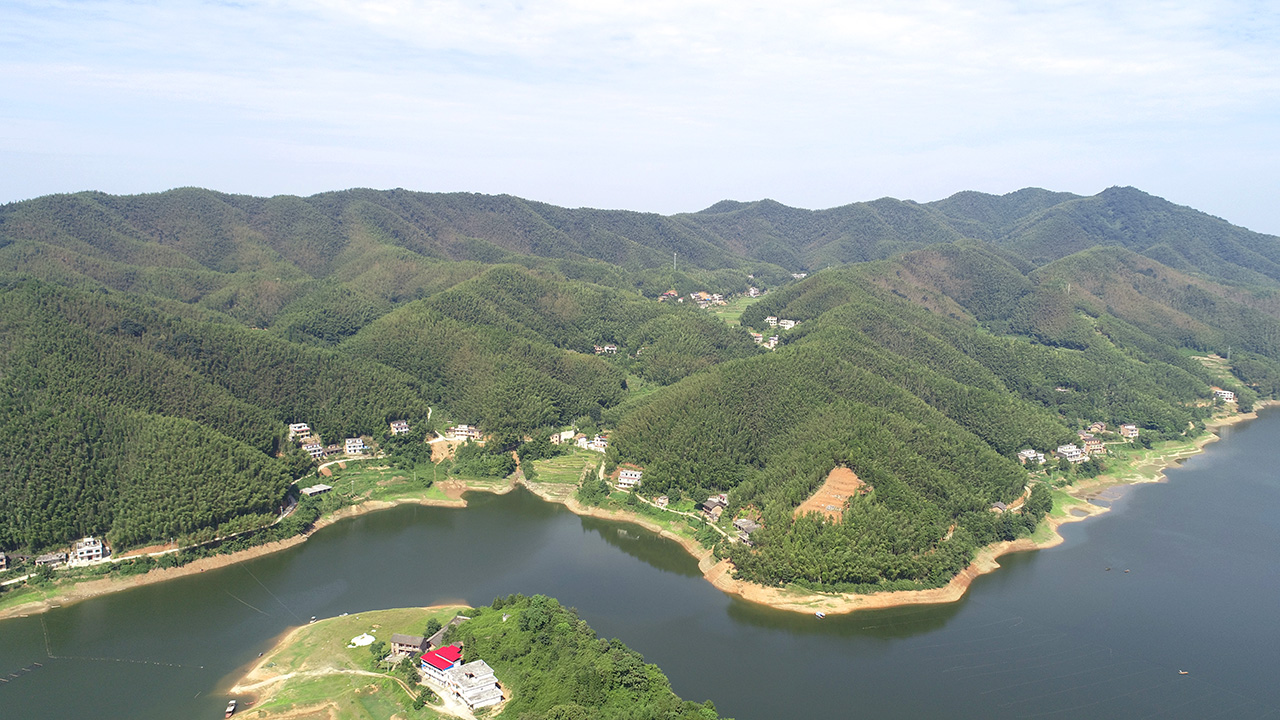 的一个自然村落,境内有南岳衡山七十二峰之一的金溪镇最高峰"小寨峰"