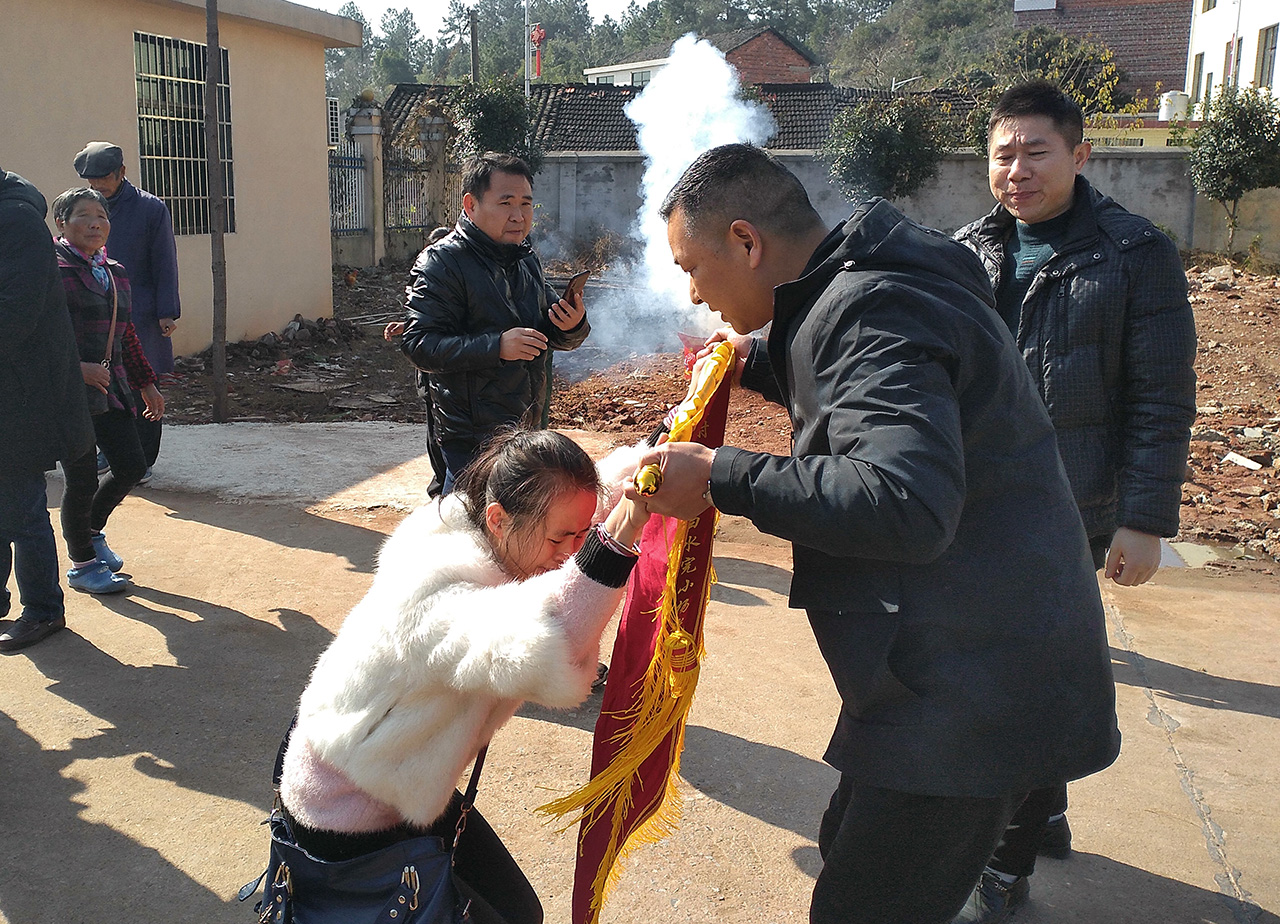 衡阳县：一家四口煤气中毒昏迷，老师破门救人