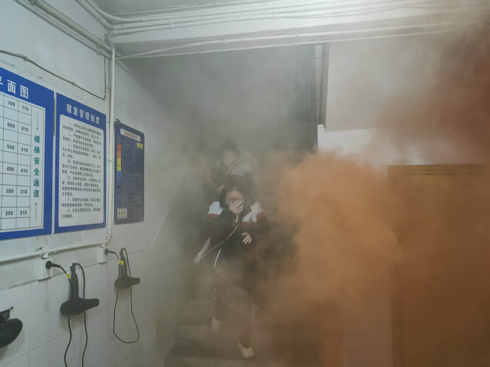 古丈一中：开展住校生夜间消防应急疏散演练