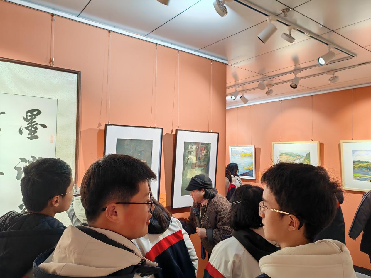 古丈一中：百余师生走进县文化馆开展观摩活动