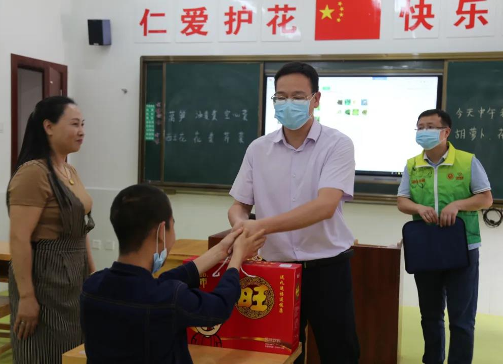 肖运谋看望慰问残疾少年儿童