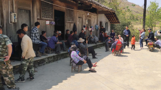 芙蓉桥白族乡：屋场会里忙宣讲 扶贫政策暖人心