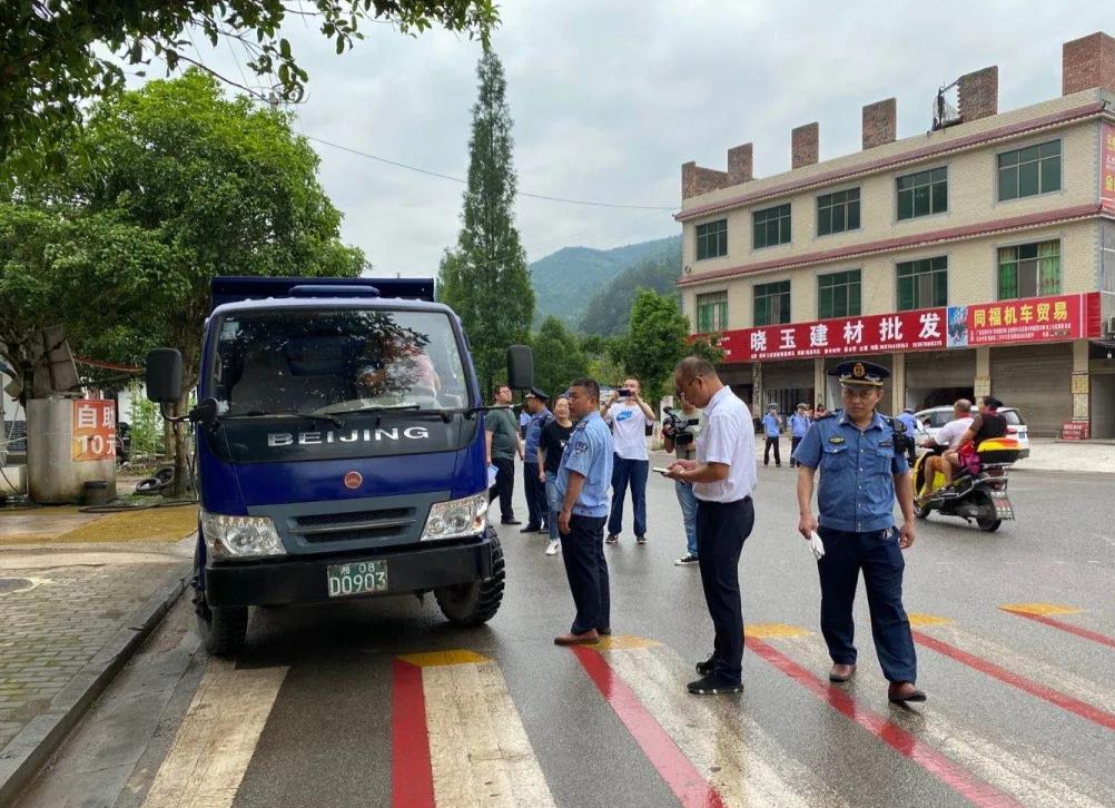 洪家关白族乡交通顽瘴痼疾整治持续发力
