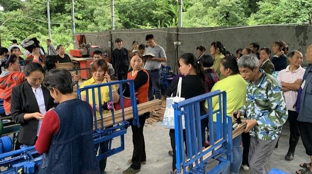 人潮溪镇：“扶贫车间”落户安置点 贫困户就业有保障