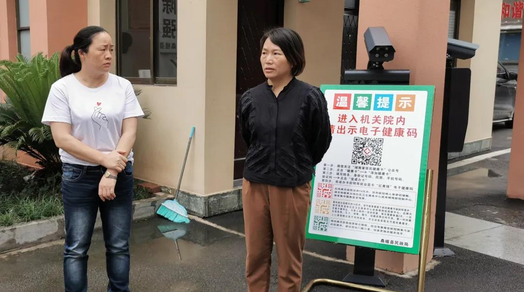 王茂蓉检查桑植县部分单位健康二维码通行情况