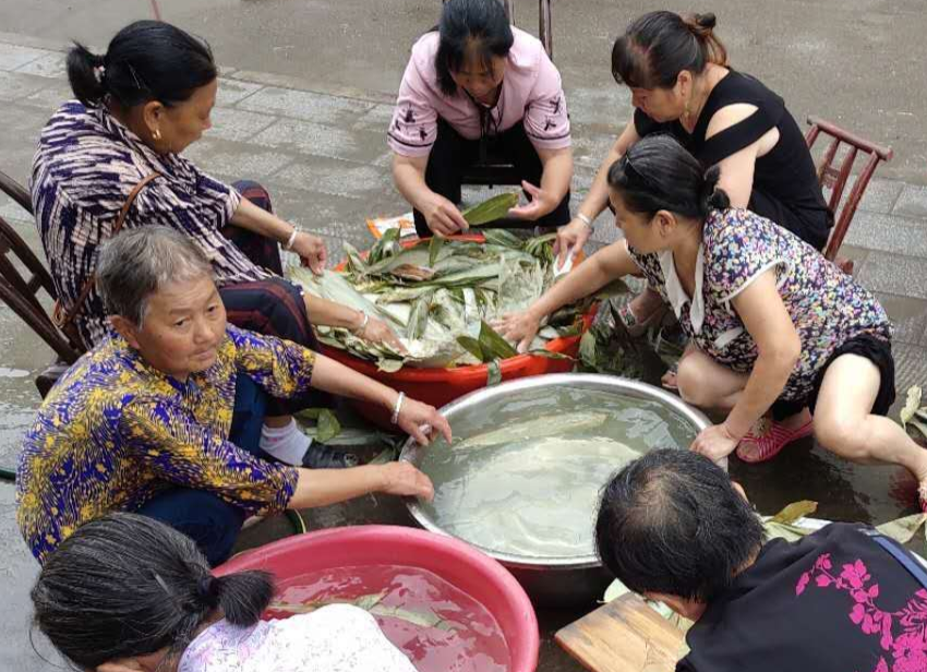 利福塔镇居委会举行包粽子活动