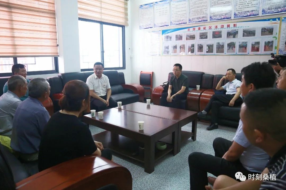 赵云海走访慰问老党员