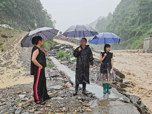 人潮溪镇：党员干群齐努力 做好风雨“守护者”